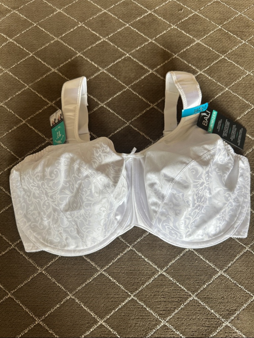NWT Bali White Minimizer Bra with Subtle Jacquard

Size 38DDD